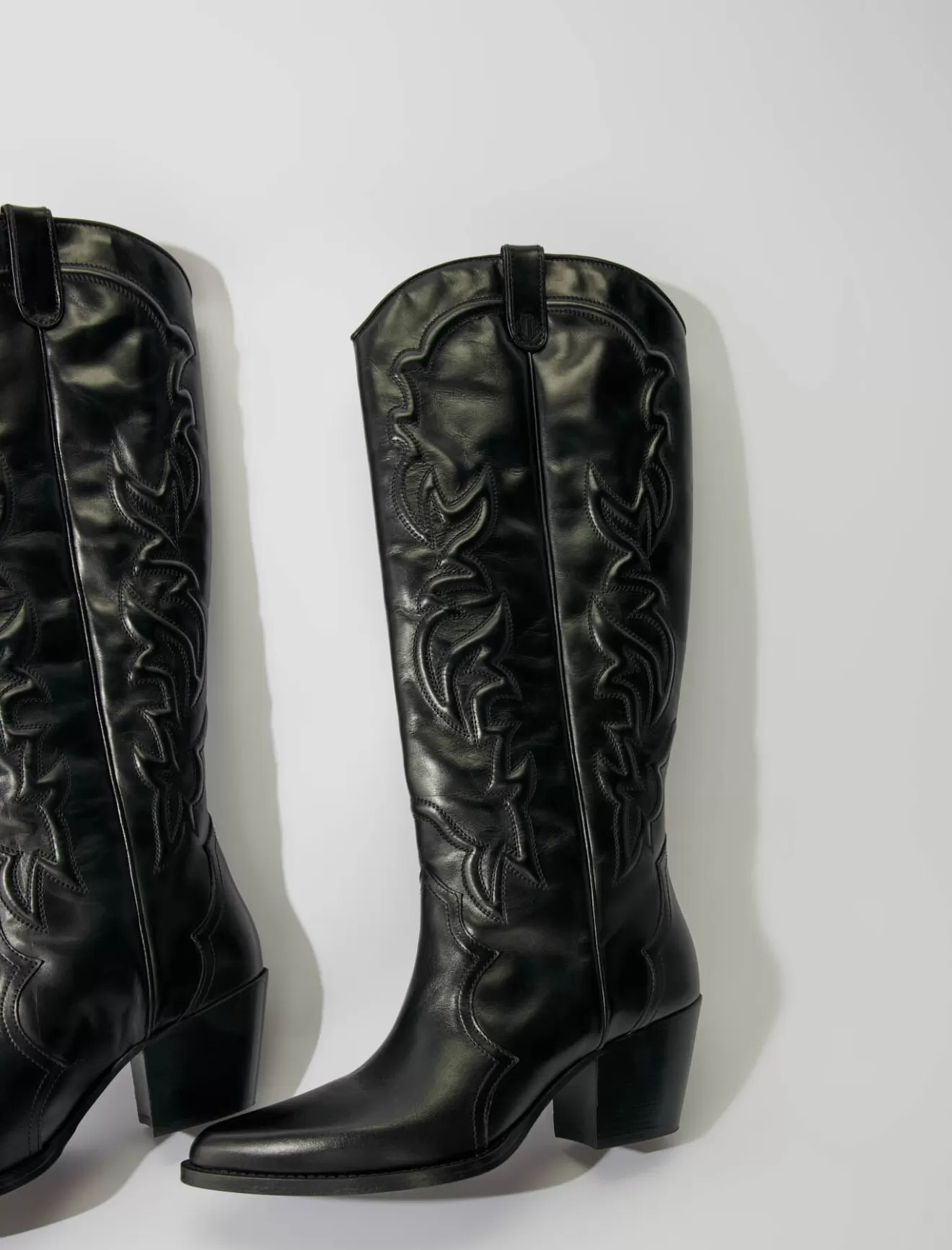 bottes_santiags_en_cuir_lisse_brod_2.webp Bottes santiags en cuir lisse brodé-Maje Best Sale